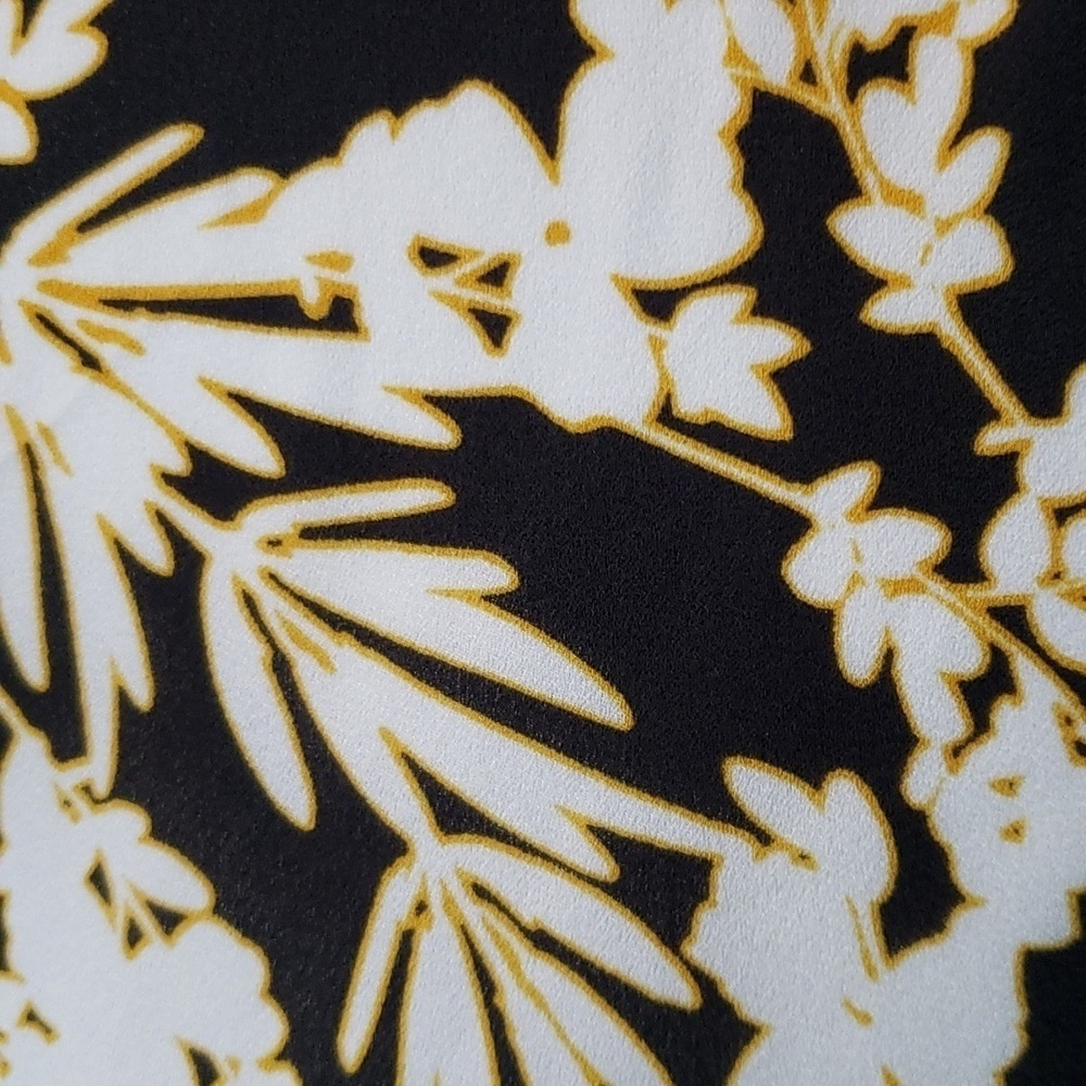 Sleeveless Top With Zip Detail Black and White Floral - Picture 3 of 6